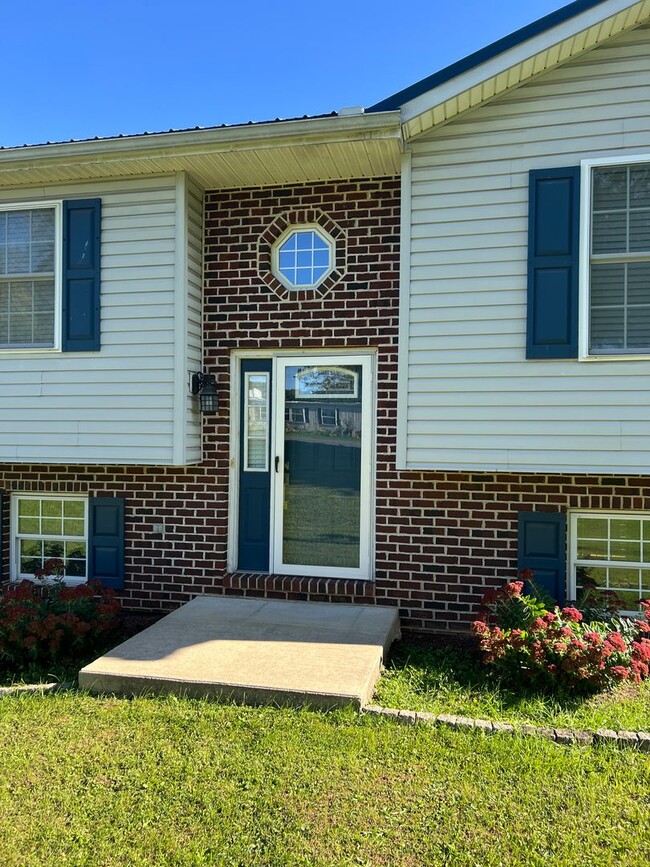 Foto del edificio - 3 bedroom 2 bathroom Home In Shippensburg PA!