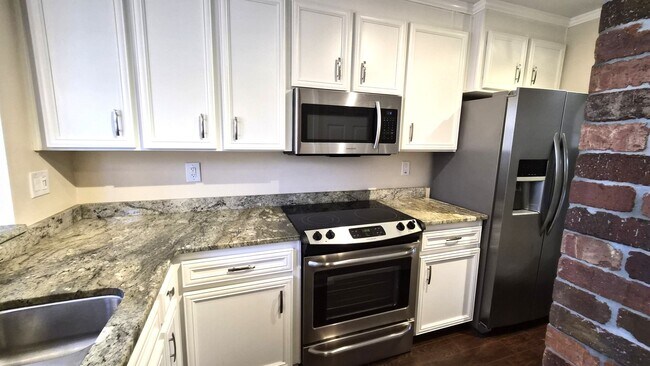 Foto del edificio - Great Two Bedroom Townhouse Convenient to Downtown Greenville!