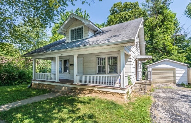 Building Photo - 209 E 12th St