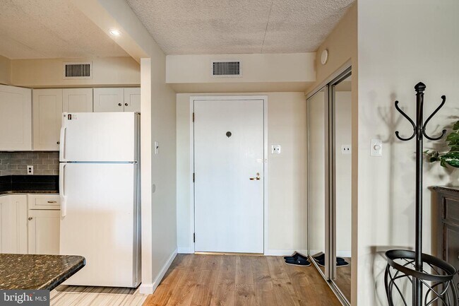 Building Photo - 10218 Valley Forge Cir