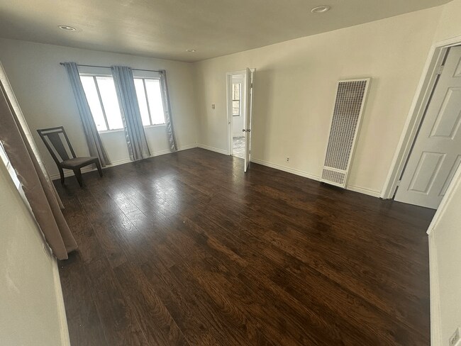 Sala de estar - 6609 1/2 Brynhurst Ave