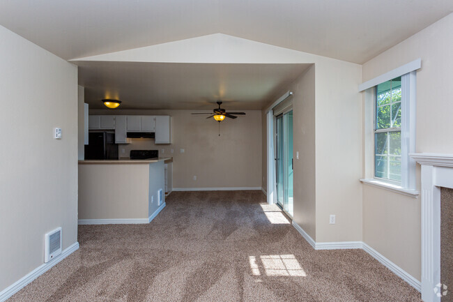 2BR, 1BA - 898SF - The Vineyards