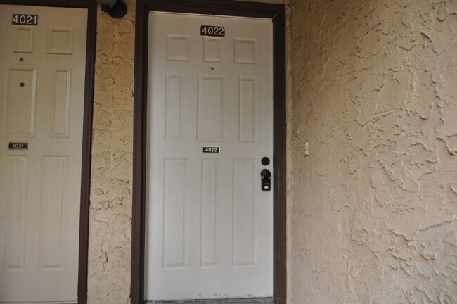 Building Photo - Quiet 1 bedroom 1 bathroom condo in North ...