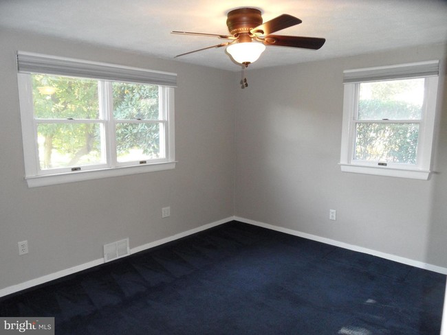 Building Photo - 120 Holly Dr