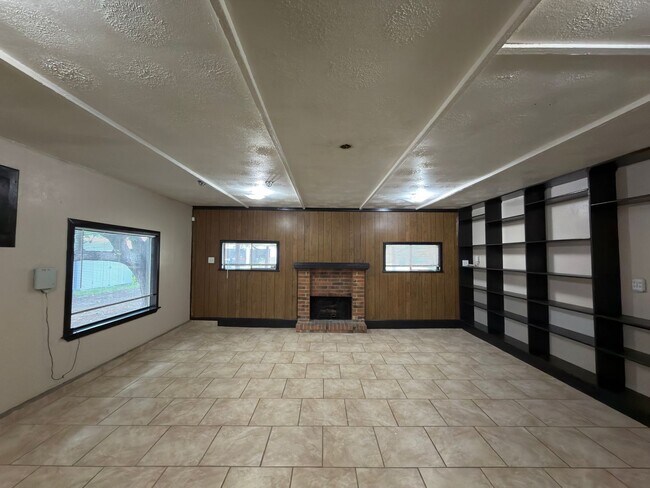 Foto del edificio - Brand-new flooring throughout the entire home