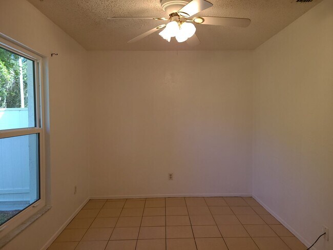 Building Photo - AVAILABLE NOW DON'T MISS OUT. Duplex 2 bed...