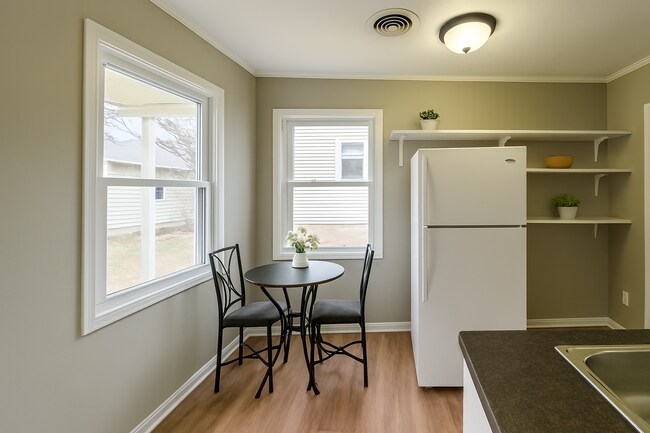 Foto del edificio - Charming 3-Bedroom Home – Modern, Clean & Carpet-Free!