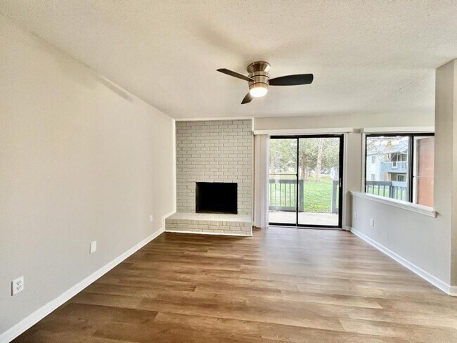 Foto del edificio - 3 BEDROOM CONDO IN TERRIFIC LOCATION!