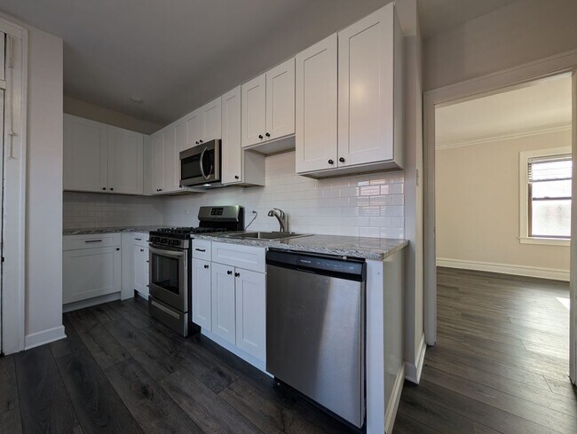 Foto del edificio - 5818 W Berteau Ave