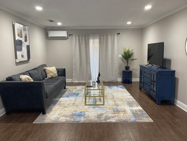 Living room - 2500 Manson Ave