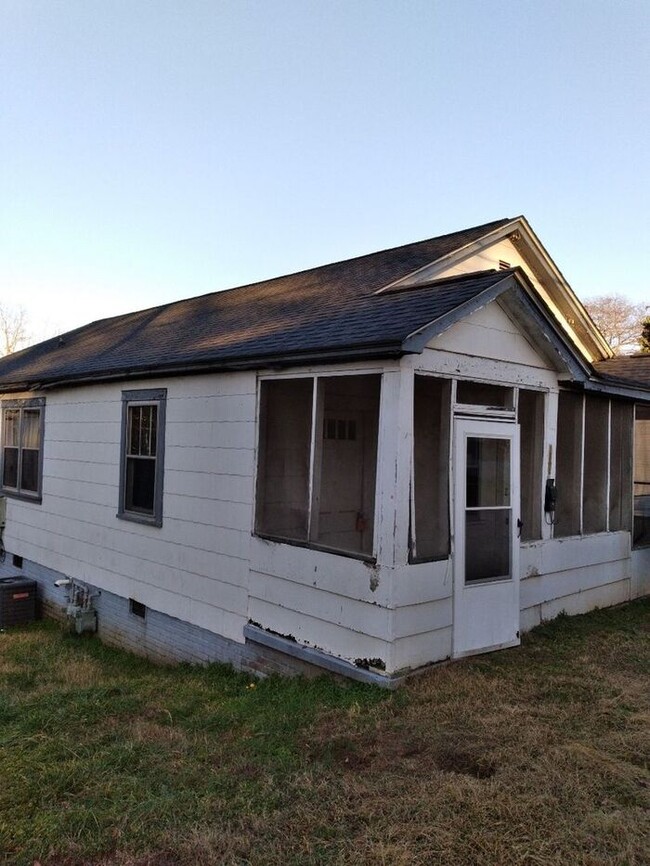 Building Photo - Adorable duplex ready and waiting for you!