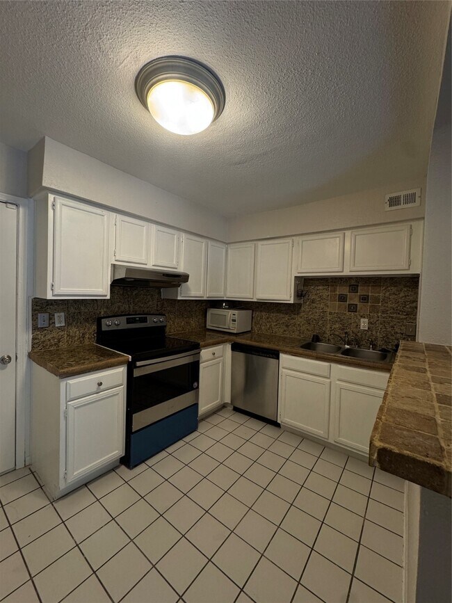 Foto del edificio - 2425 Holly Hall St