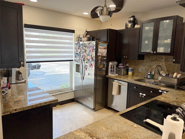 Foto del edificio - 3690 NE 167th St