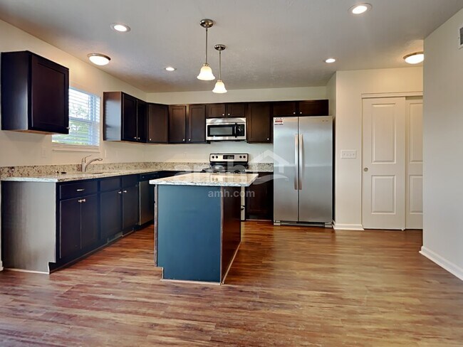 Foto del edificio - 3260 Blue Springs Dr
