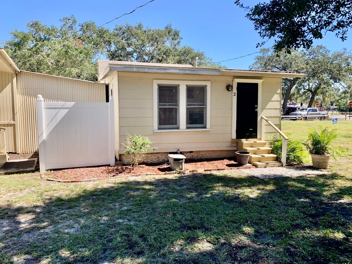 714 Railroad Ave E Unit 2, Dunedin, FL 34698 Apartments in Dunedin