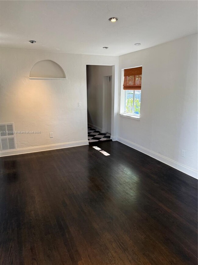 Foto del edificio - 502 NE 70th St