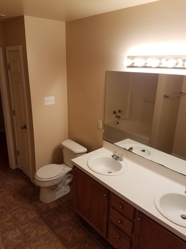 Building Photo - 17108 Hunters Trace E