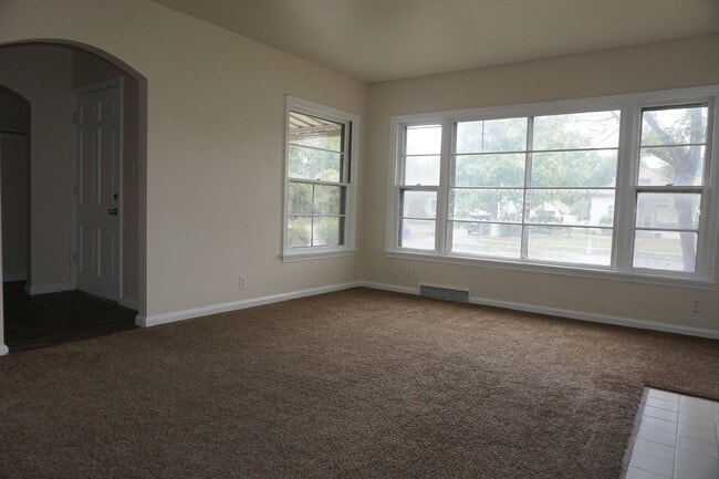 Building Photo - Upgraded 4 Bed 2 Bath Midvale Home