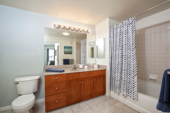 Paquete Clásico I: Baño con gabinetes de cerezo, encimeras laminadas y pisos de baldosas. - Avalon at Cahill Park