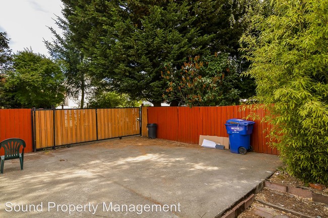 Building Photo - 512 N 79th St