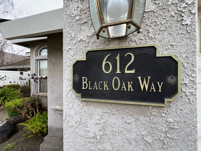 Building Photo - 612 Black Oak Way