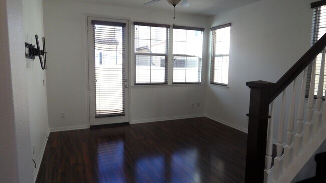 Foto del edificio - 3BR 2.5 BA 2 Story Home with 2 Car Garage