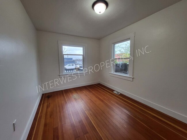 Building Photo - 329 SE 79th Ave