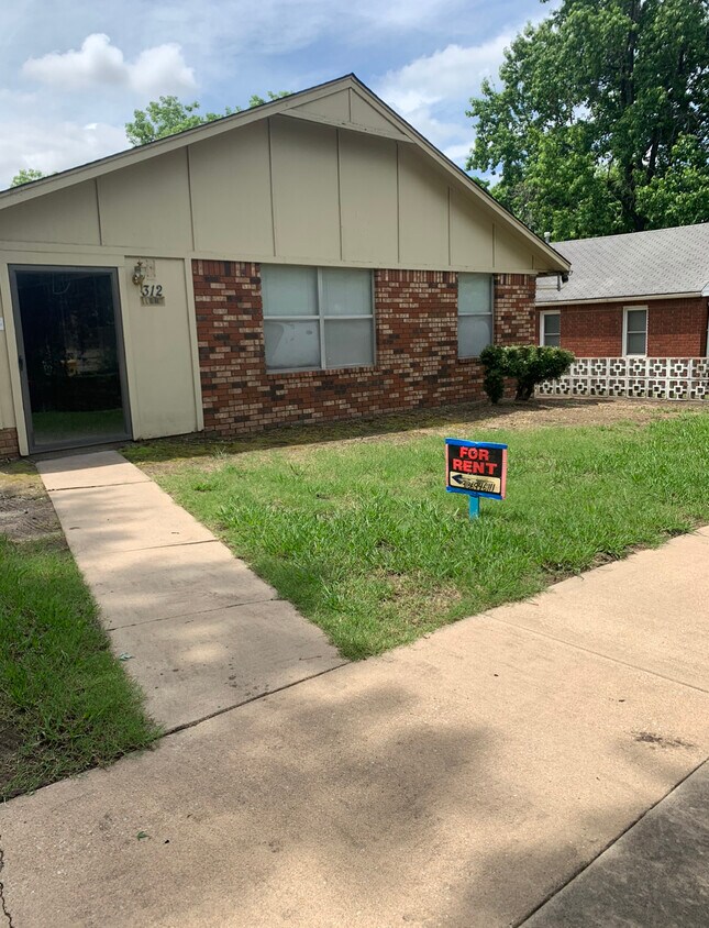 Primary Photo - 312 W Pecan St