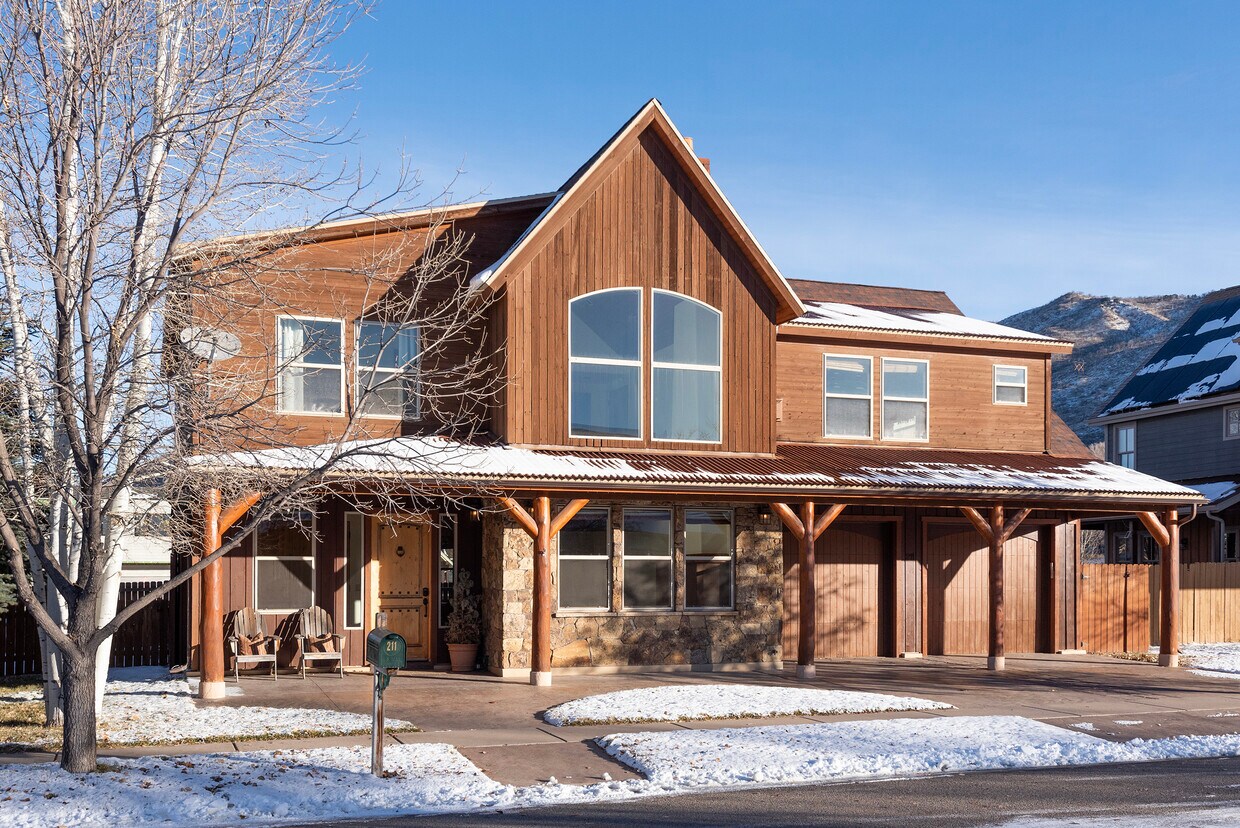 Foto principal - 211 Juniper Ct