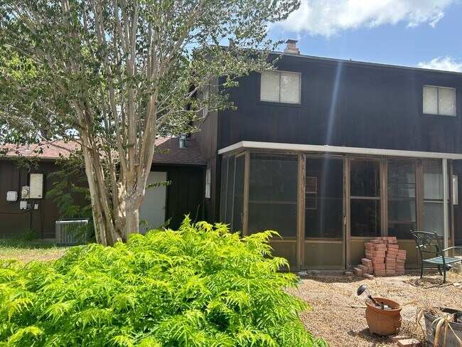 Foto del edificio - 3 br, 2 bath House - 5813 Crest Cir