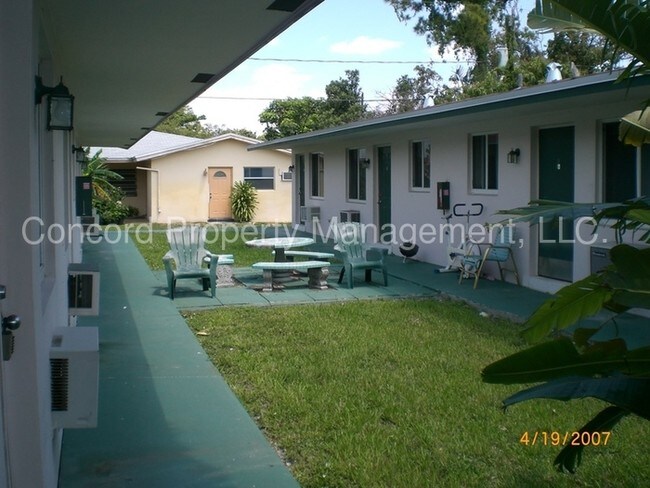 Building Photo - Nice 1 bedroom Corner Apartment (IP)