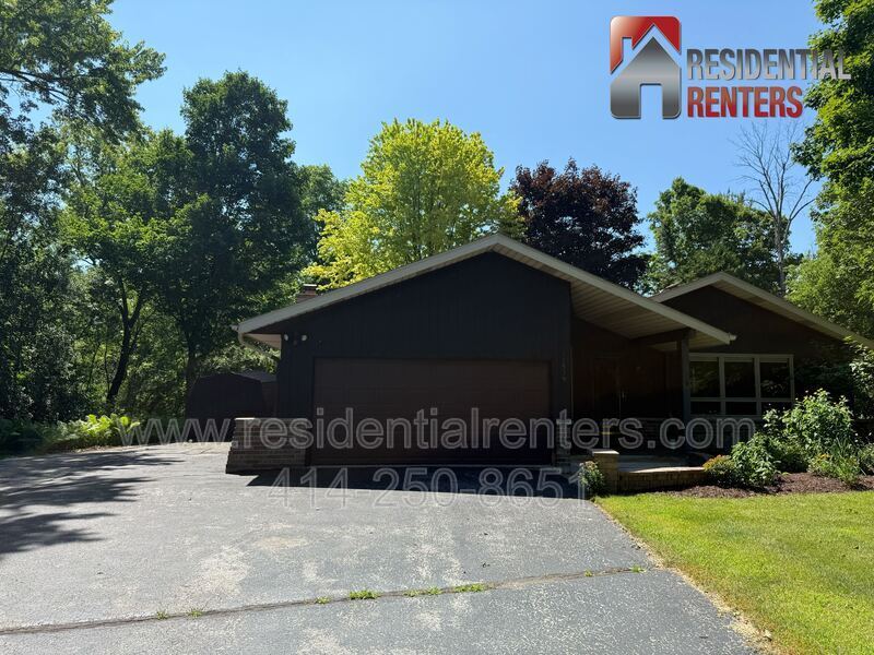 Building Photo - 11539 N Parkview Dr