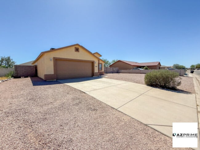 Building Photo - Gorgeous 3/2 Arizona City House!