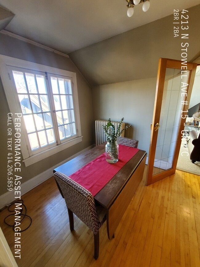 Foto del edificio - Cozy 2BD/1.5BA Shorewood Triplex