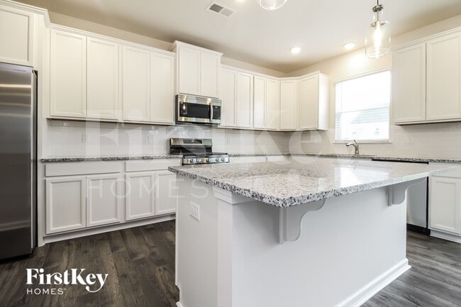 Building Photo - 3 Ramblehurst Rd