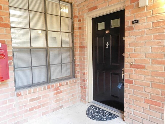 Building Photo - 2255 Braeswood Park Dr