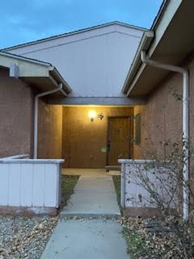 Building Photo - Beautiful 3 bedroom 2 bath 2 car garage ho...