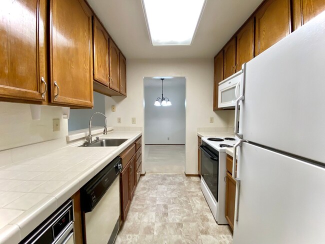 Foto del edificio - 2-Bedroom Apartment Available in Newark!