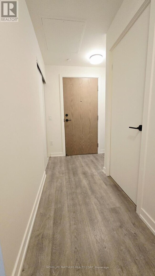 Photo du bâtiment - 2300 St Clair Ave W
