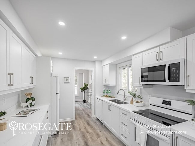 Photo du bâtiment - Detached 3+Den Home with 3 Parking Spaces in Prime Mississauga