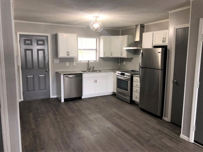Building Photo - Welcome to Ravenwood Drive!