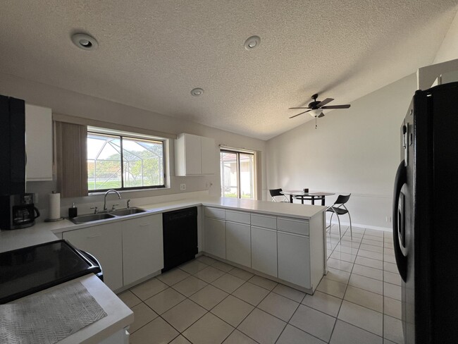 Foto del edificio - 9775 Sun Pointe Dr