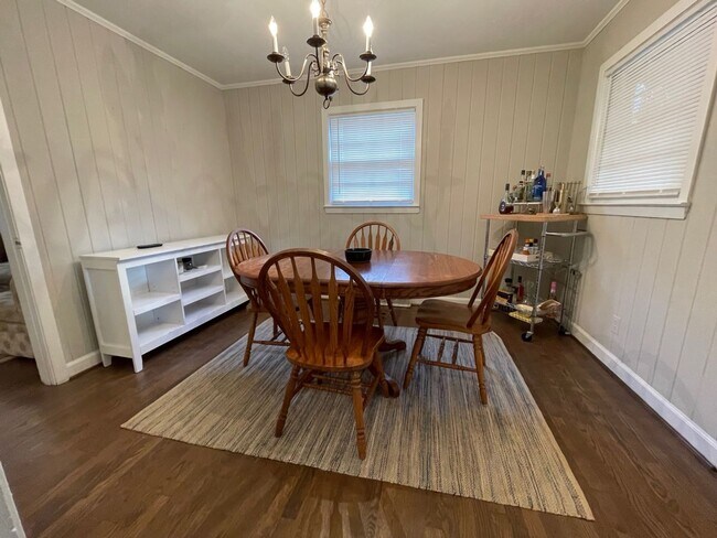 Building Photo - Spacious Split-Level Home In Knollwood Manor!