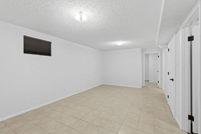 Foto del edificio - Charming Basement Apartment with Modern Finishes and Flat-Rate Utilities