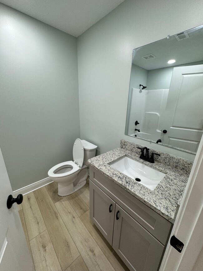 Foto del edificio - 857 Elmdale Rd