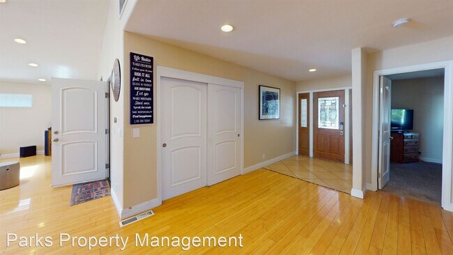 Building Photo - 3 br, 3 bath House - 4970 North Pt