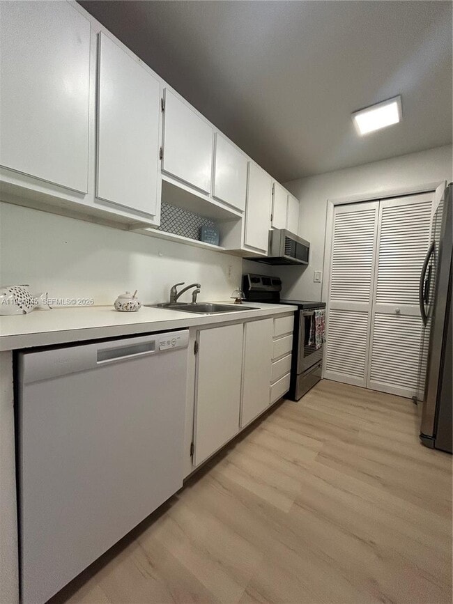 Building Photo - 240 Lakeview Dr