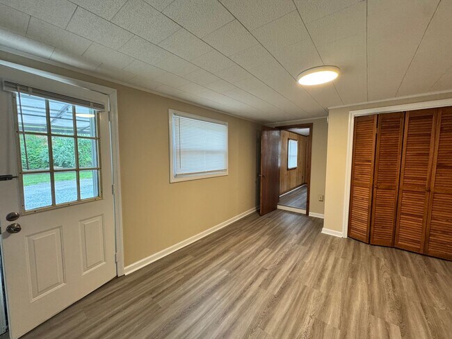 Foto del edificio - 240 Lynbrook Rd