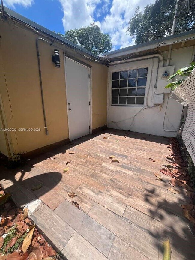 Foto del edificio - 1629 NE 177th St