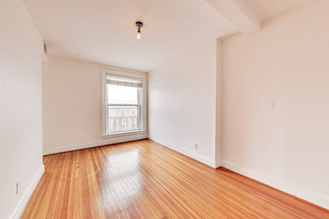 Photo - Modern comfort and classic charm! Apartment